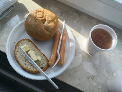Speleo84 - Pełnowartościowy posiłek dla kobiety po porodzie w polskim szpitalu. Chleb...