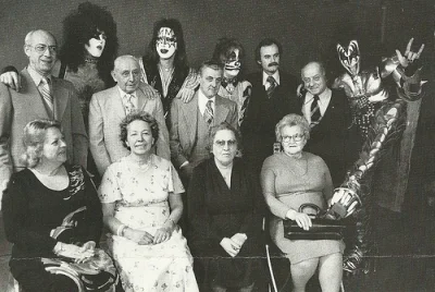 chaczeridis - Członkowie zespołu KISS z rodzicami, rok 1976
#historianafotografii #h...