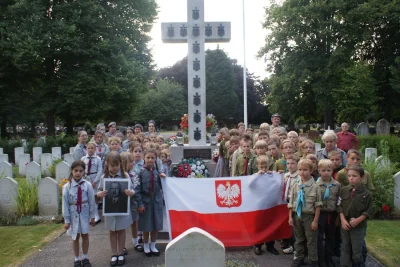 tricolor - Polskie dzieci na cmentarzu w Newark (UK) przy grobach polskich żołnierzy ...