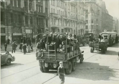 W.....c - ciężarówka służąca jako autobus miejski w 1946