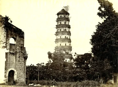 myrmekochoria - Kwiecista pagoda w Guangzhou. Fotografia z XIX wieku. Pagoda została ...