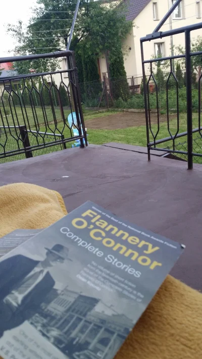 shemmy - K---a, siedze na tarasie, czytam Flannery O'Connor, pije Tyskacza, jest zaje...