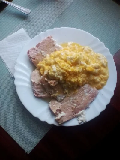 anonymous_derp - Dzisiejsze śniadanie: Smażone filety łososiowe, jajecznica z 4 jaj n...