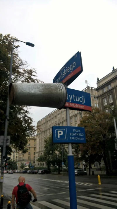JanuszPomusz - Idę centrum miasta,widzę parę osób patrzących na tablice ze znakiem ul...