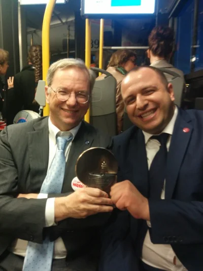 akcer - @xDrope: Na zdjęciu Eric Schmidt były CEO google w warszawskim autobusie.