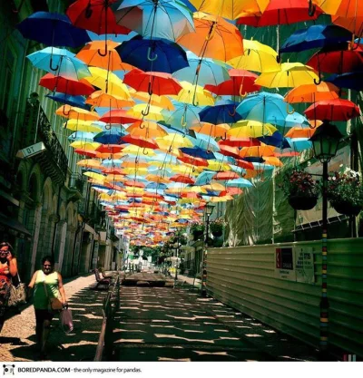 zreflektowany - #portugalia #parasole #ulica