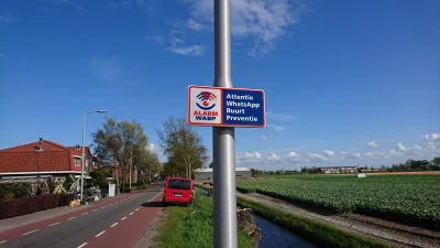 Swiatek7 - Znak w Holandii ostrzegający bandytów o tym, że miasteczko posiada grupę n...