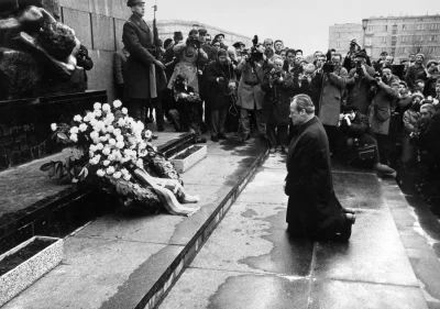 AndyMoor - Willy Brandt, kanclerz Niemiec klęczący przed Pomnikiem Bohaterów Getta, W...