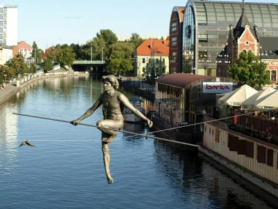 przekwas - W Bydgoszczy jest taka rzeźba "Przechodzący przez rzekę". Zdaniem Wikipedi...