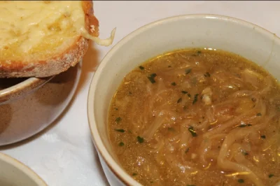 somsiad - Zrobiłem i będę jadł zupę cebulową. Czy w tym kraju to nie kanibalizm? ( ͡°...