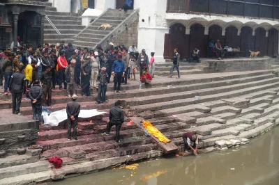 Techniq - Katmandu i kremacja zwłok. Dla jednych dzieje się tam tragedia a inni obok ...