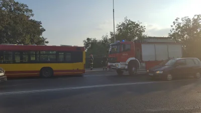 malomaligno - Na #nowydwor #wroclaw zapłonął sobie autobus. Zjawiła się straż i ambul...