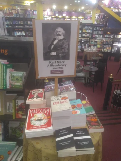 kaef_v2 - Byłem dziś w księgarni w #irlandia i zobaczyłem wystawę książek Marksa i En...