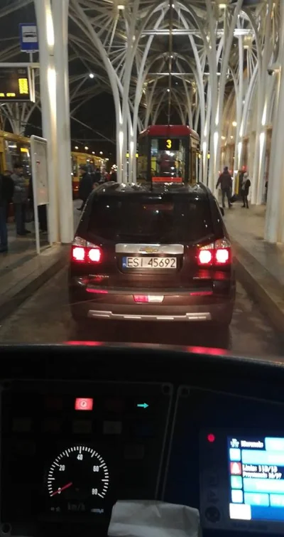 Sowiet_Kusy - Jakiś debil wjechał na Stajnię Jednorożców samochodem xDDDDDDDDDDD
#lo...