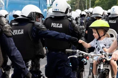 N.....k - Wymowna fota z marszu w #bialystok która zasługuje na szacun i uwage.

#pol...