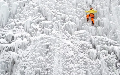 dzika-konieckropka - Mężczyzna wspina się na lodową ścianę w Liberecu, Czechy
Ściank...