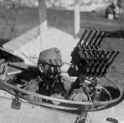 Argetlam - Strzelec pokładowy z pierwszej wojny światowej... tak, to 10 Mauser'ów C96...
