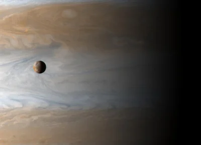 s.....w - Wulkaniczny Io, krążący około 350 tys km od wierzchołków chmur Jowisza, nie...