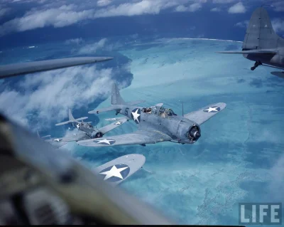 Old_Postman - Bombowce nurkujące Douglas SBD-3 Dauntless podczas patrolu. Okolice wys...