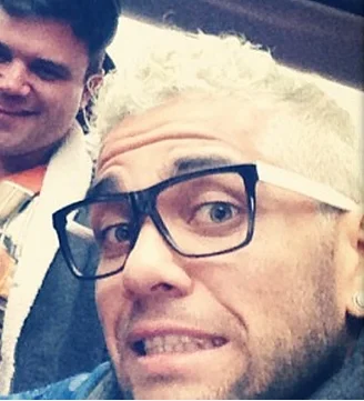 Theos - #pilkanozna



Hahahahaha, Dani "Mistrz wrzutek" #alves przefarbował się na b...