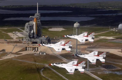 d.....4 - F-16 zespołu akrobacyjnego Thunderbirds przelatujące w pobliżu stanowiska s...