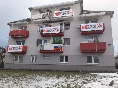 adam2a - Słowacja. Reakcja sąsiadów gdy na jednym z balkonów pojawiła się flaga neona...