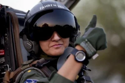 BrodzacywZbozowej - #armyboners #aircraftboners #ladnapani 

Jedyna kobieta pilotując...