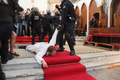 whysooseriouss - W Paryżu policja siłą wyprowadza z kościoła Sainte Rita grupę wierny...