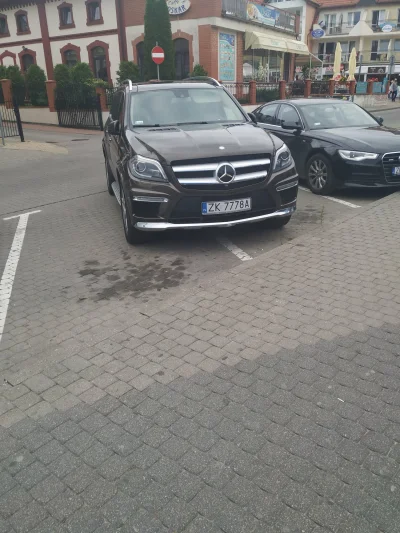 Pan_obiektyw - Jakaś miła pani z Mercedesa stanęła na dwóch miejscach parkingowych a ...