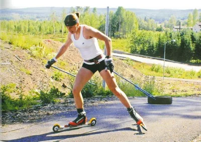 g.....l - @Spake: To się nazywa Skating ;) Czyli narciastwo biegowe na rolkach. Tu ma...