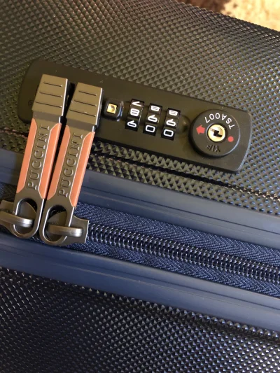 Buntro - Mirki, jak to jest z tymi zamkami TSA w walizkach? Otwieram, szukam kluczyka...