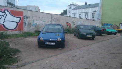 MalinowyDeser - Hej, czy z takich debili da się gdzieś zgłosić? Parking w środku mias...