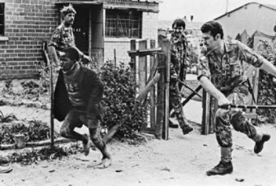 adamhipi - Południowoafrykańscy policjanci ścigający chłopca podczas tzw. Powstania w...