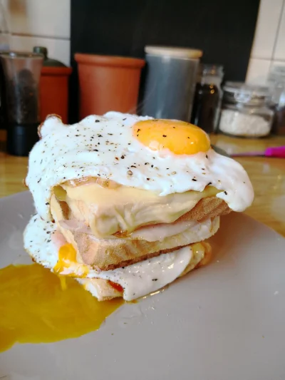 ReFree - Na #sniadanie - tostowa wieża, czyli duzo sera, szynki, boczku, 2 jajka sadz...