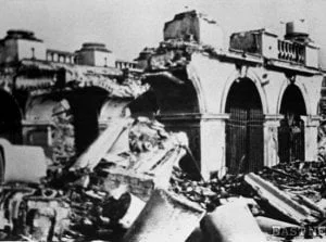 RFpNeFeFiFcL - 29 grudnia 1944 r. Wyburzenie przez Niemców pałacu Saskiego.

W zemś...