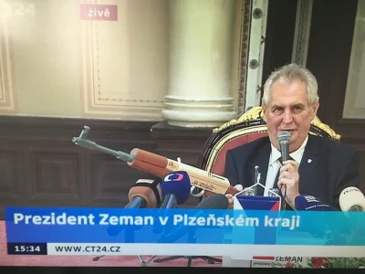 KrisCane - Miros Zeman, prezydent Czech z zabawkowym AK47 
Napis na pistolecie:
'Dla ...
