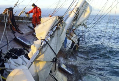 reddin - Ze Zjawa IV nieciekawie, jacht leży na burcie.

#zeglarstwo #wypadek #szwe...