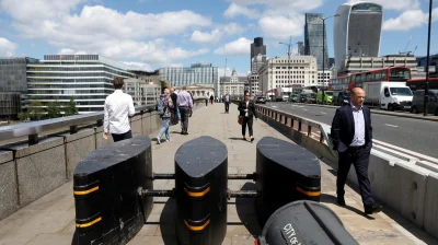guras - takie "słupki" pomontowali na mostach w Londynie po zamachach :