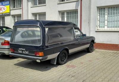 gruchalbn - Takie nietypowe auto dziś spotkałem w Lublinie. 
#czarneblachy #motoryza...