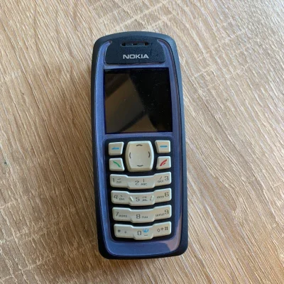 Jag1enka - @TakeshiHitano: Nokia 3100, ta niebieska ramka wokół świeciła w ciemnościa...