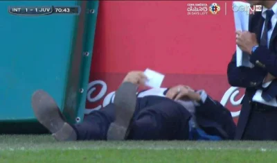 Sewen7777 - Mancini postanowił się zdrzemnąć podczas meczu z Juve.
#mecz #inter #pil...