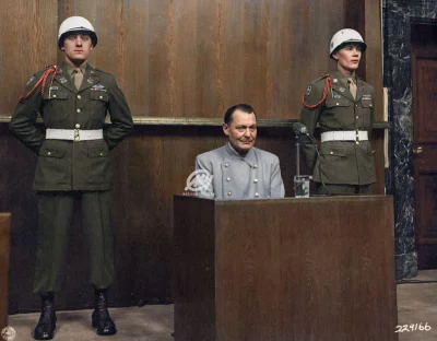 PlayTheGame - Pokolorowane zdjęcie przedstawiające Hermanna Göringa podczas procesu n...