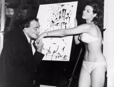 tricolor - Salvador Dali całując rękę Raquel Welch, kończąc swój słynny portre 1965
...