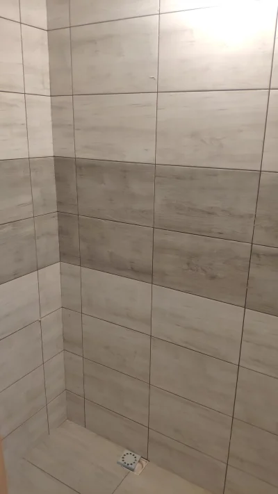 rybeczka - Pomieszczenie z prysznicem wyfliziwane :) można robić zabudowy sufitu.

#t...