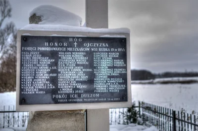Fozi - Pomnik z nazwiskami pomordowanych - stoi na skrzyżowaniu, w miejscu spalonej w...