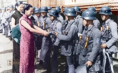 Mleko_O - #iiwojnaswiatowawkolorze

Madame Czang Kaj-szek rozmawia z żołnierzami 88...