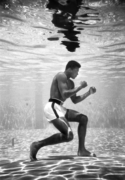c.....3 - Muhammad Ali (wtedy jeszcze Cassius Clay) szkolenia w basenie przy Sir John...