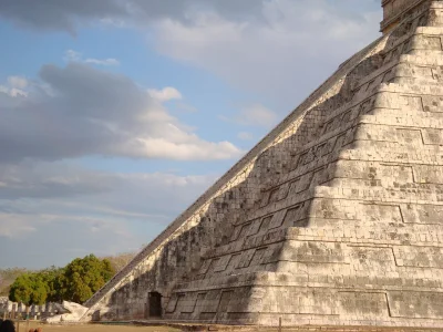 Artktur - Cień węża

El Castillo – mezoamerykańska piramida schodkowa położona w ce...