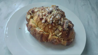 krysc4d - Dzień dobry Mirko.
Almond Croissant weszły na śniadanie.
#pieczzwykopem #wy...