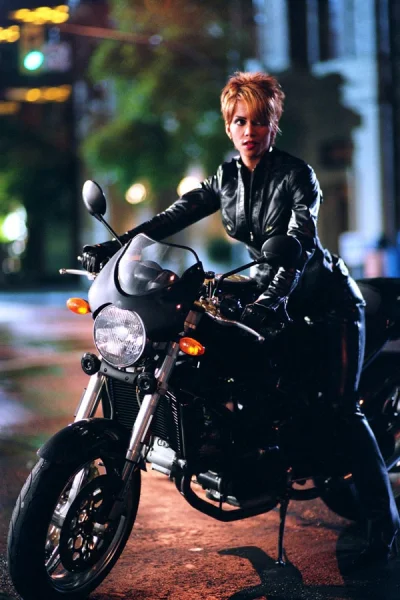mroczne_knowania - Była Monica Belucci na motocyklu, to może pora na kolejną aktorkę ...